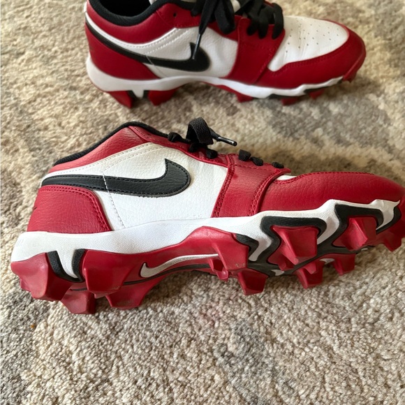 Nike Jordan 1 Kids Multisport Cleats
Size 6Y - Picture 3 of 3